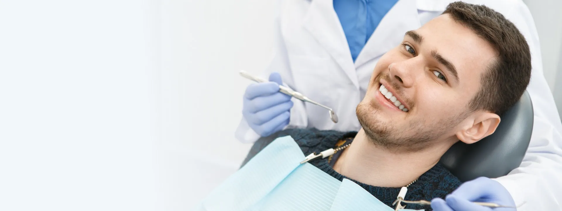 Paciente sonriendo en el sillón dental durante su rehabilitación oral